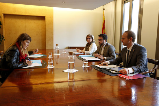 Meeting between Catalan vice president Pere Aragonès and CatECP's head in Parliament Jèssica Albiach and others on November 29 2018 (by Maria Fernández)